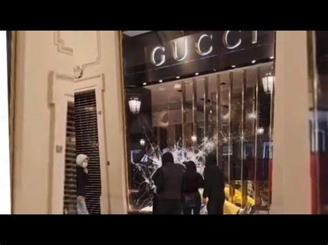 vetrina gucci distrutta|LA RIVOLTA A TORINO .